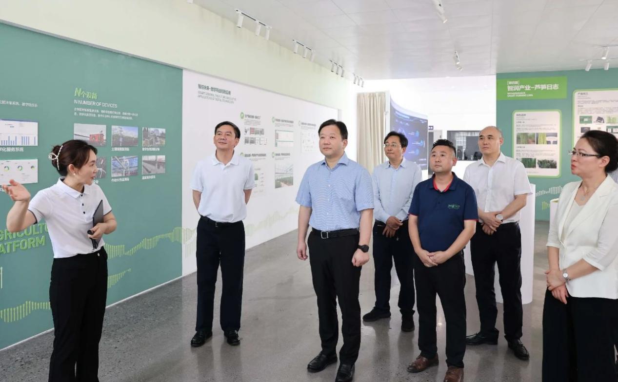 四川省委常委、成都市委書記曹立軍調(diào)研 新津區(qū)國家數(shù)字設(shè)施農(nóng)業(yè)創(chuàng)新應(yīng)用基地