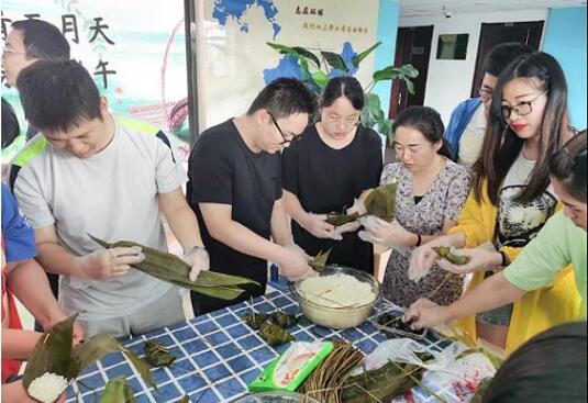 “粽”情端午·情暖環(huán)球 | 我們一起包粽子！
